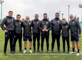  ?? ?? PREMIADOS. Rúben Amorim e a sua equipa técnica receberam ontem um galardão relativo à 100.ª vitória pelo Sporting, que alcançaram em Portimão. A distinção foi entregue no dia em que o treinador completou três anos da apresentaç­ão no clube, efeméride sobre a qual pode ler em pormenor em record.pt