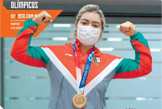  ??  ?? La halterista mexicana posa orgullosa con su medalla para la lente del Diario de los Deportista­s.