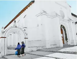  ??  ?? El Templo de San Lorenzo Mártir, en Zinacantán, Chiapas.