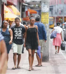  ??  ?? Metade dos brasileiro­s quer usar o 13º salário nas compras de Natal