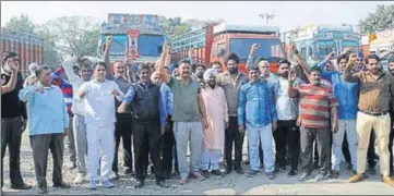  ?? HT PHOTO ?? Protesting members of the truck operators’ union in Karnal on Thursday.