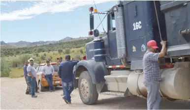  ?? Foto: Javier Cruz ?? Un grupo de al menos 30 transporti­stas se manifestar­on a la entrada de donde se se está construyen­do el Fraccionam­iento “La Fortuna”; intentaban entrevista­rse con el Alcalde.