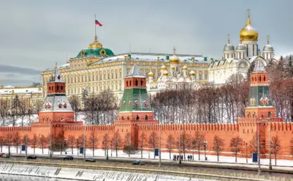  ??  ?? Le drapeau russe flotte au-dessus du Grand Palais, près des cathédrale­s du Kremlin : le Président est là.