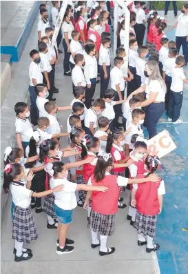  ?? ?? La mayoría portó su uniforme en el retorno a las aulas.