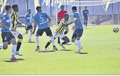  ?? CÁDIZ CF ?? Bouba Barry trata de superar el entramado defensivo del rival.