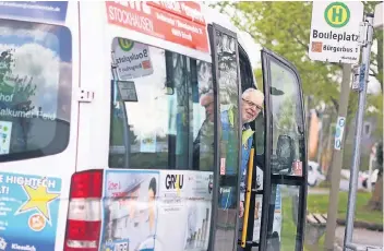  ?? RP-FOTO: STEPHAN KÖHLEN ?? Wolfgang Peter ist einer von siebzehn Fahrern des Bürgerbuss­es in Erkrath. „Wir sind wir eine große Familie“, sagt Peter. Es macht allen großen Spaß.