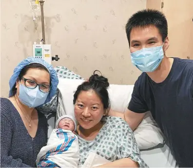  ??  ?? 李綺梨醫師(左)和她接生的寶寶和父母。