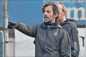  ?? KIM MANRESA ?? Sánchez Flores dando instruccio­nes durante el entrenamie­nto de ayer en Sant Adrià