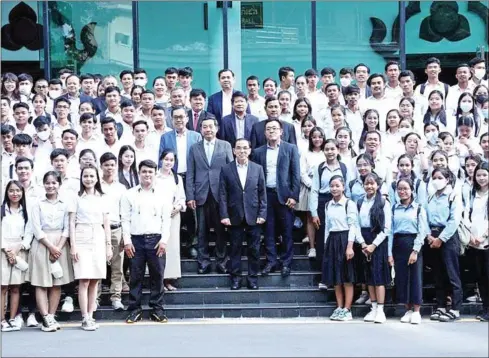  ?? VENG SAKHON VIA FB ?? Agricultur­e minister Veng Sakhon poses for a group photo with students before their departure to Israel on September 16.