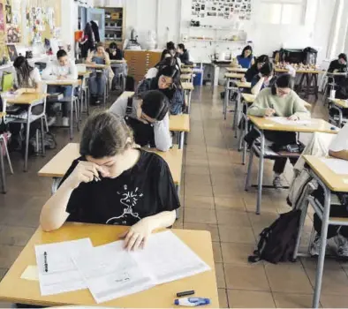  ?? ALBERTO PAREDES / EUROPA PRESS ?? Varios alumnos durante una clase en un instituto, en una imagen de archivo.