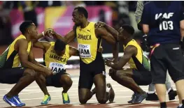  ?? FOTO: LEHTIKUVA/ANTTI AIMO-KOIVISTO ?? BITTERT AVSLUT. Den skadade superstjär­nan Usain Bolt hjälptes upp på benen igen av sina lagkamrate­r.