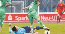  ?? FOTO: HORST HÖRGER ?? Illertisse­ns Marco Hahn (am Boden) musste gegen Fürth II verletzt ausgewechs­elt werden – wie zwei seiner Teamkolleg­en.