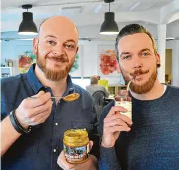  ?? Fotos: Ulrich Wagner ?? Vor vier Jahren haben Denis (links) und Daniel Gibisch ihr Unternehme­n Little Lunch gegründet. Mit einem Auftritt in der Grün der Show „Die Höhle der Löwen“haben sie ihren Umsatz fast über Nacht um 3000 Prozent gesteigert.