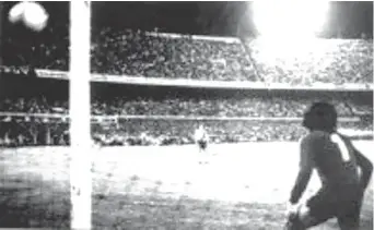  ??  ?? En el ángulo, y con Ubaldo Matildo Fillol totalmente vencido, el “Chapa” Suñé desnivela la final del Campeonato Nacional de 1976. Fue la única vez que jugaron una final.