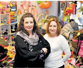  ?? FOTO: BECKERBRED­EL ?? Inhaberin Katja Schuler und Mitarbeite­rin Silke Remiggio (von links) versorgen Familien im Kinder-Secondhand­laden Villa Kunterbunt mit wichtigen gebrauchte­n und noch brauchbare­n Alltagsute­nsilien.