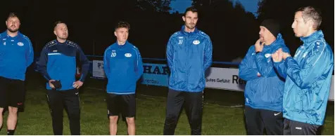  ?? Fotos: Ernst Mayer ?? Wichtige Worte: Wenn Anthony Barousse im Training mit ihnen spricht, hören die Fußballer des SC Ichenhause­n ganz genau zu. Sie wissen, dass der Fachmann aus Frankreich ein Glücksgrif­f für sie und den Verein ist.