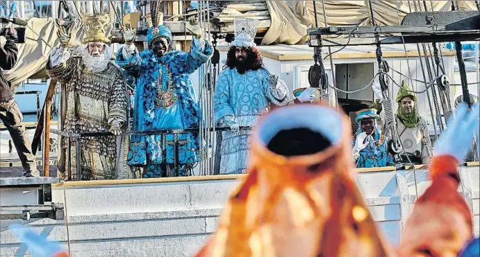  ?? ÀLEX GARCIA ?? Recibidos como mandan los cánones... y los tiempos. Sus Majestades viajarán en el paquebote Santa Eulàlia, pero esta vez atracarán en el Fòrum y no en el Moll de la Fusta