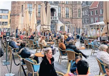  ?? FOTO: FIONA SCHULTZE ?? Am vergangene­n Wochenende waren die Straßencaf­és vor dem alten Rathaus in Venlo voll besetzt. In den Niederland­en hat die Außengastr­onomie unter bestimmten Vorgaben wieder geöffnet.