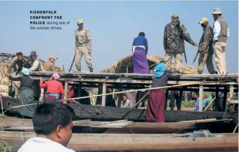  ?? ?? FISHERFOLK CONFRONT THE POLICE during one of the eviction drives