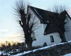  ?? FOTO: LOTTEN ENGBOM ?? SPELPLATS. Begravning­splatserna bakom Täby Kyrka har blivit spelplan.