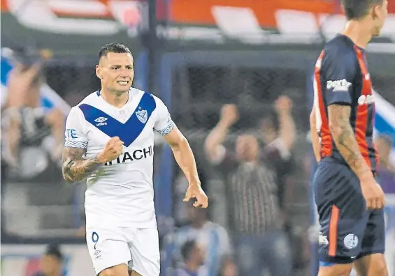  ?? TELAM ?? Golazo. Mauro Zárate y el festejo del primer tanto de Vélez, en el primer tiempo. El empate en Liniers condenó a Chacarita a la B Nacional.