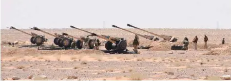  ?? — AFP ?? Syrian army artillery guns stationed near the village of Huraybisha­h in eastern Deir Ezzor province.