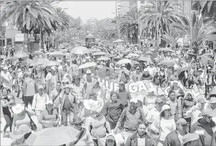  ??  ?? De acuerdo con cifras de la Secretaría de Seguridad Pública, 3 mil 500 manifestan­tes marcharon a la SG; la gráfica fue captada sobre la calzada Ignacio Zaragoza, a la altura del Metro Balbuena ■ Foto Jesús Villaseca