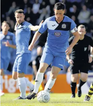  ?? Www.mphotograp­hic.co.uk ?? ●●Harry Winter on the ball for County