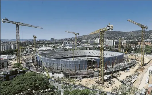  ?? FOTOS: MANEL MONTILLA ?? Aspecto general del Camp Nou, con la estructura de las vigas de hierro que sostendrá los distintos niveles exteriores del estadio