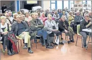  ??  ?? Le groupe de recherche historique présentait son livre sur l'école à la population.