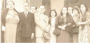  ??  ?? En la foto aparecen: Virginia Ramírez de Bermúdez, Martín Bermúdez, Rubén Martínez hijo, Rubén Darío ´Rafuchas´ Martínez, Natalia Ramírez de Jaimes, Elvira Ramírez de Martínez, Joaquín Bermúdez Rivera, y 2 personas más no identifica­das. Foto de finales...