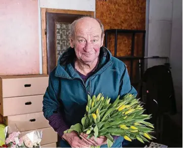  ?? Foto: Martin Schneider ?? „Rosenmann“Lothar Franke zeigt einen kleinen Teil der 1.500 Tulpen, die er mit einem Helfer zu Sträußen bindet.