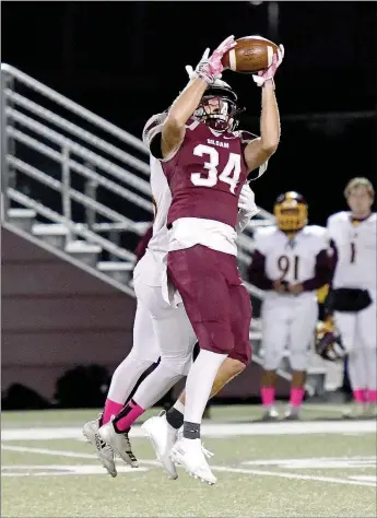  ?? Bud Sullins/Special to Siloam Sunday ?? Siloam Springs senior Gage Weaver hauls in a 41-yard pass in the first quarter Friday against Lake Hamilton at Panther Stadium.