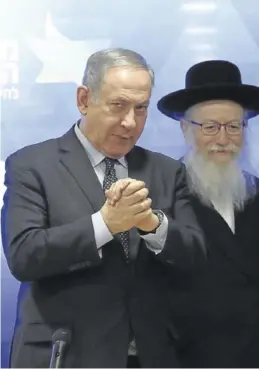  ?? AFP / GALI TIBBON ?? Netanyahu, junto al ministro de Sanidad, Yaakov Litzman.