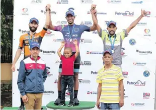  ?? FUENTE EXTERNA ?? El pedalista Ramón Merán, ganador de la categoría élite del Clásico de ciclismo Amistad, acompañado por William Guzmán y Adderlyn Cruz. Figuran Blás Díaz y Emilio Valdez.