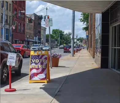  ?? CARLY STONE — MEDIANEWS GROUP FILE ?? A voting sign outside the Kallet Theater in Oneida, NY. Photo taken in June 2020.