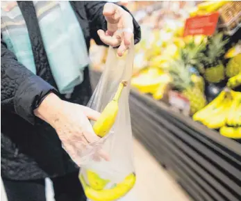  ?? FOTO: DPA ?? Kundin im Supermarkt: Nach den Plänen der Bundesumwe­ltminister­in soll der Handel Plastikver­packungen durch Etiketten ersetzen. Auch das Trinken von Leitungswa­sser soll gefördert werden.