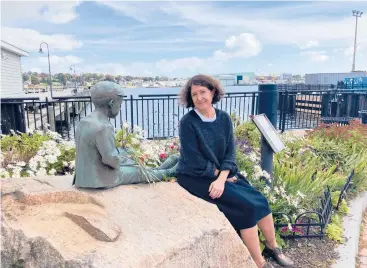  ?? CHRISTOPHE­R ARNOTT ?? Melia Bensussen with the statue of Eugene O’Neill as a boy, near the New London train station.