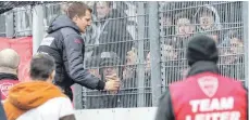  ?? FOTO: THOMAS SIEDLER ?? VfR-Kapitän und Torwart Daniel Bernhardt suchte den ungemütlic­hen Dialog mit den Fans.