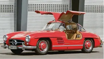  ?? Foto: Daimler AG ?? Schön waren sie, aber auch anstrengen­d: Im legendären Flügeltüre­r Mercedes 300 SL Coupé von 1954 war der erste Bremskraft­verstärker im heutigen Sinne verbaut. Bis dato mussten Wagenlenke­r gewaltig in die Eisen steigen.