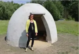  ?? FOTO DIRK ROEFLLAER ?? Kunstenare­s Els Dietvorst voor ‘Dome… Shelter’. “Dit is een plek waar mensen kunnen binnenkome­n om een ‘klapke’ te doen.”