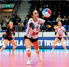  ?? BILD: TOBIAS STERNER ?? Turkiska anfallsstj­ärnan Melissa Kolurbasi ledde sitt Hylte/halmstad till Sm-semifinal efter 3–0 mot Göteborg i Örnahallen.
