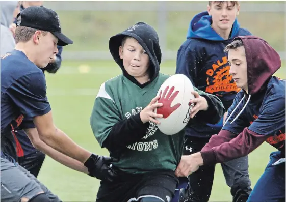  ?? CLIFFORD SKARSTEDT EXAMINER ?? Adam Scott Intermedia­te players face Dale Road Public School from Port Hope during the KPREAA intermedia­te boys flag rugby tournament final Thursday at Fleming Sports Complex.