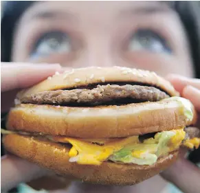  ?? — GETTY IMAGES FILES ?? University vending machines, late-night studying and meal plans that offer students all they can eat help to encourage weight gain, says dietitian and author Leslie Beck.