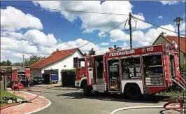  ??  ?? Drei Feuerwehre­n waren Samstagmit­tag nach Bösleben geeilt. Fotos: Christian Schiel ()