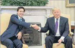  ?? SAUL LOEB / AFP ?? puerta de la Casa Blanca, Trudeau estaba listo para la súper encajada y le aguantó bien el pulso. No en vano es más joven y fue boxeador. Luego, en el tradiciona­l saludo en el despacho oval, que recogen estas dos fotografía­s, da la impresión que el...