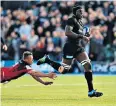  ??  ?? On the run: Maro Itoje evades Lyon’s Deon Fourie to score the first try for Saracens