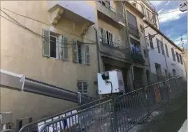  ??  ?? Au  boulevard Anatole-France, c’est la structure de l’immeuble qui a été reconnue menaçante ainsi qu’un balcon, situé du côté de la rue Rocher, obligeant la fermeture temporaire de la rue, pour éviter tout accident, le temps des travaux.