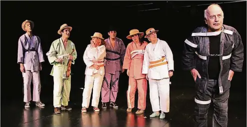  ??  ?? Ein Bild, das bald der Vergangenh­eit angehört: Die Theatergru­ppe „Die Karawane“beim Spielen auf der Bühne.
