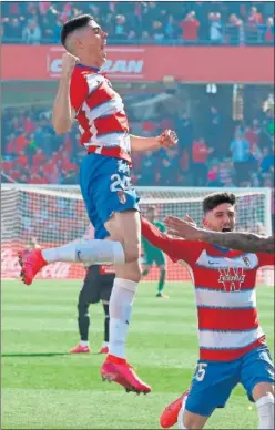  ??  ?? Carlos Fernández celebra con Carlos Neva el gol de la victoria.